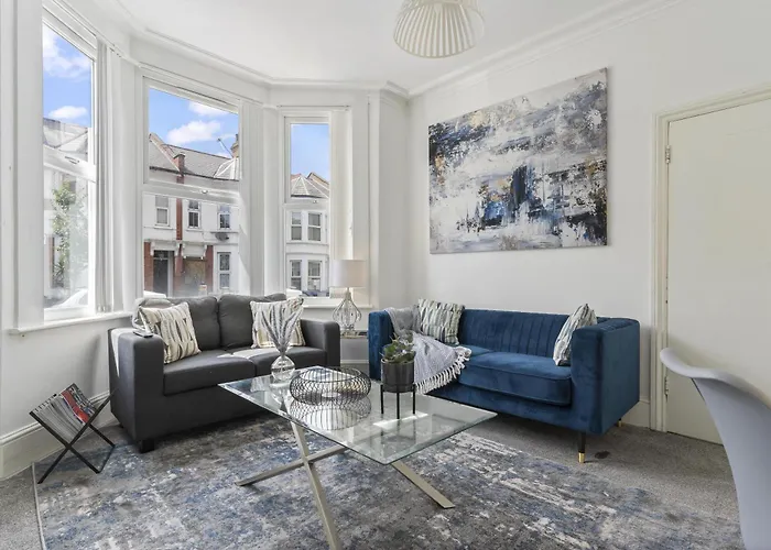 Family London Luxe House With 4 Bedrooms In London Suitable For Family Visits, Contractor Stays With Close Proximity To The Underground Station With 25Mins Into Central London