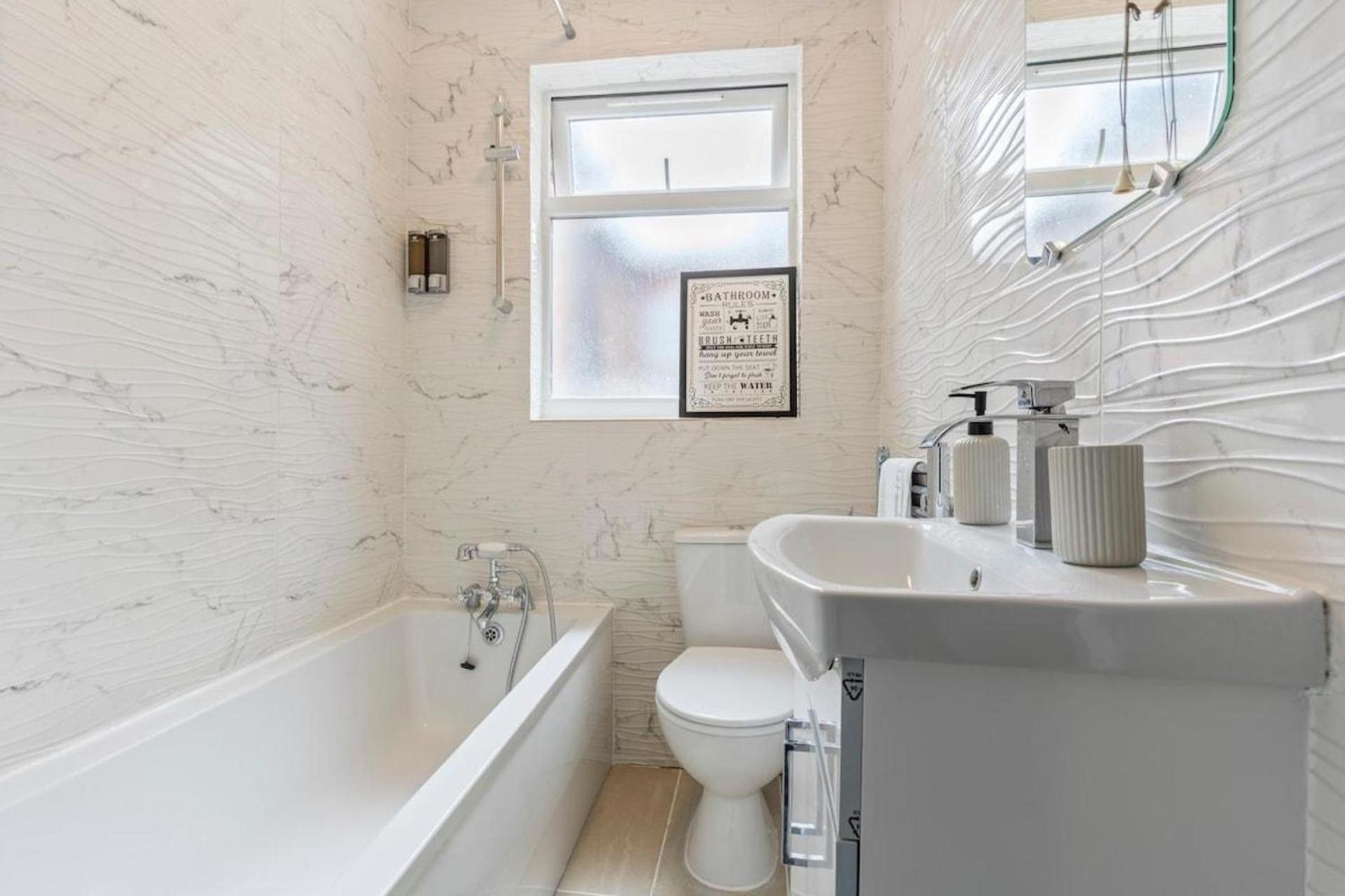 Family Luxe House With 4 Bedrooms In Suitable For Family Visits, Contractor With Close Proximity To The Underground Station With 25mins Into * Londres