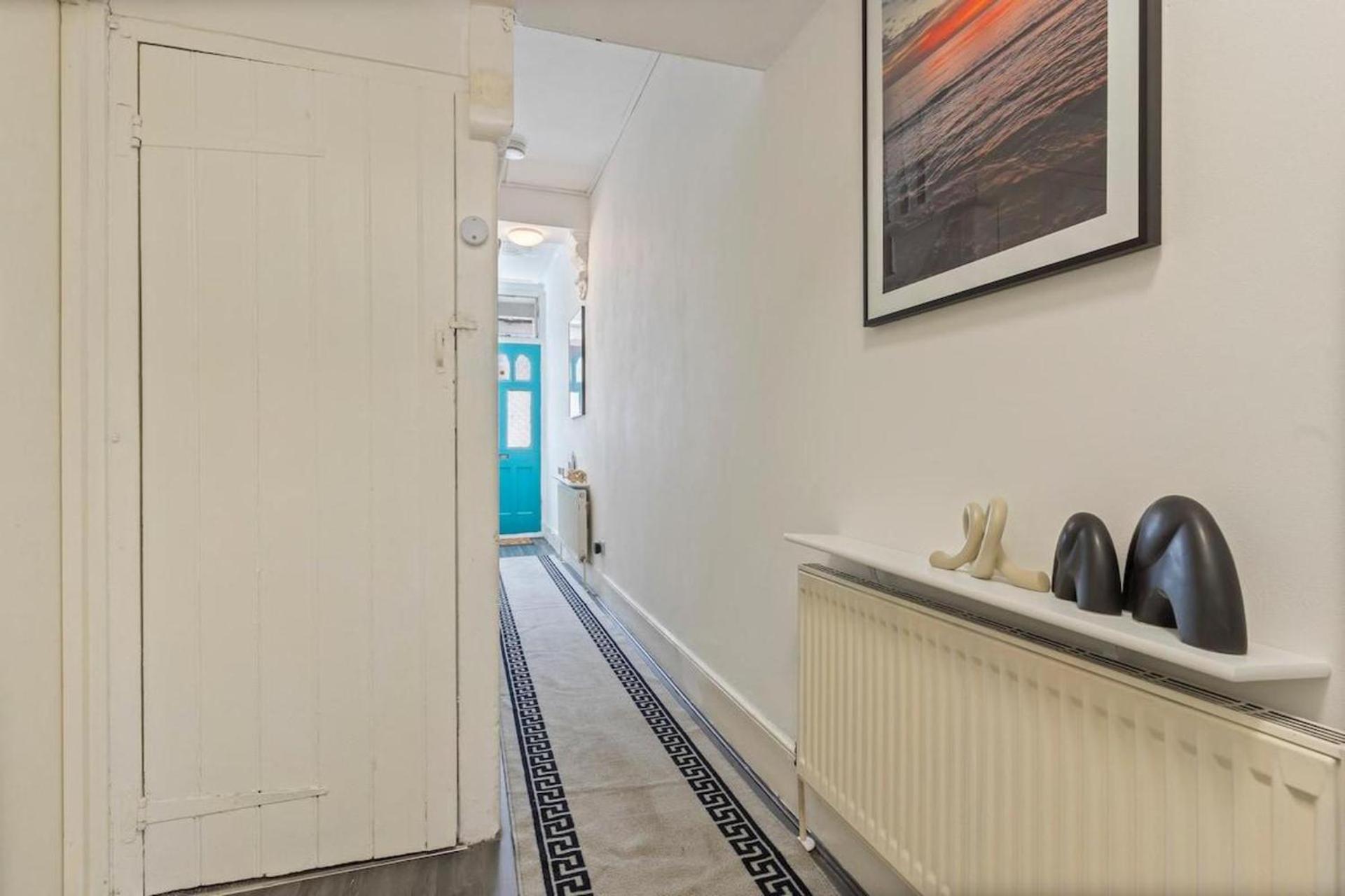 Family Luxe House With 4 Bedrooms In Suitable For Family Visits, Contractor With Close Proximity To The Underground Station With 25mins Into Hébergement de vacances Londres