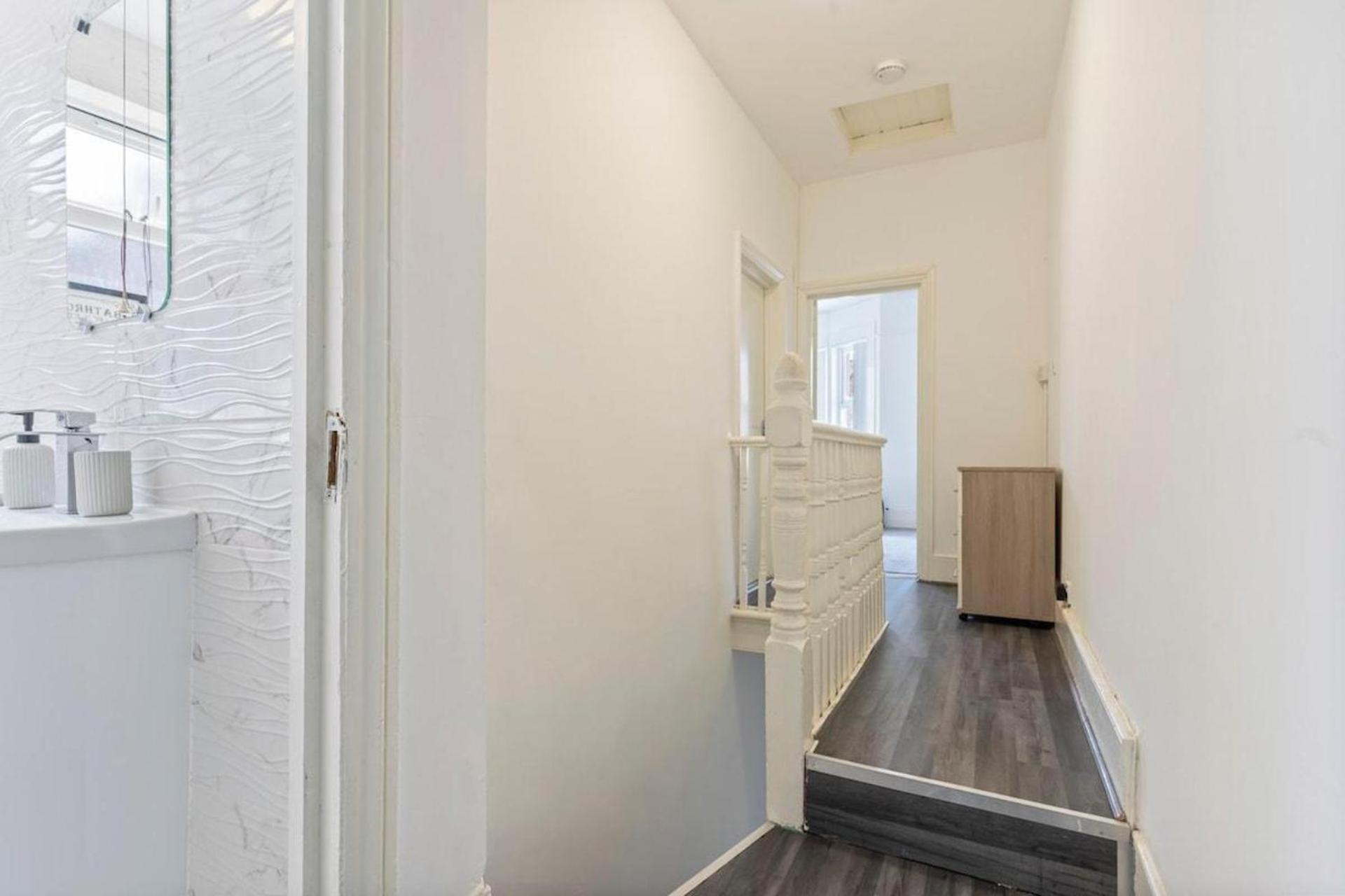 Family Luxe House With 4 Bedrooms In Suitable For Family Visits, Contractor With Close Proximity To The Underground Station With 25mins Into Hébergement de vacances