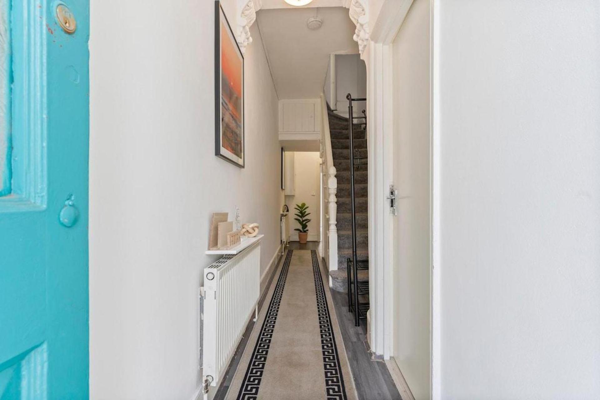 Family Luxe House With 4 Bedrooms In Suitable For Family Visits, Contractor With Close Proximity To The Underground Station With 25mins Into Hébergement de vacances *