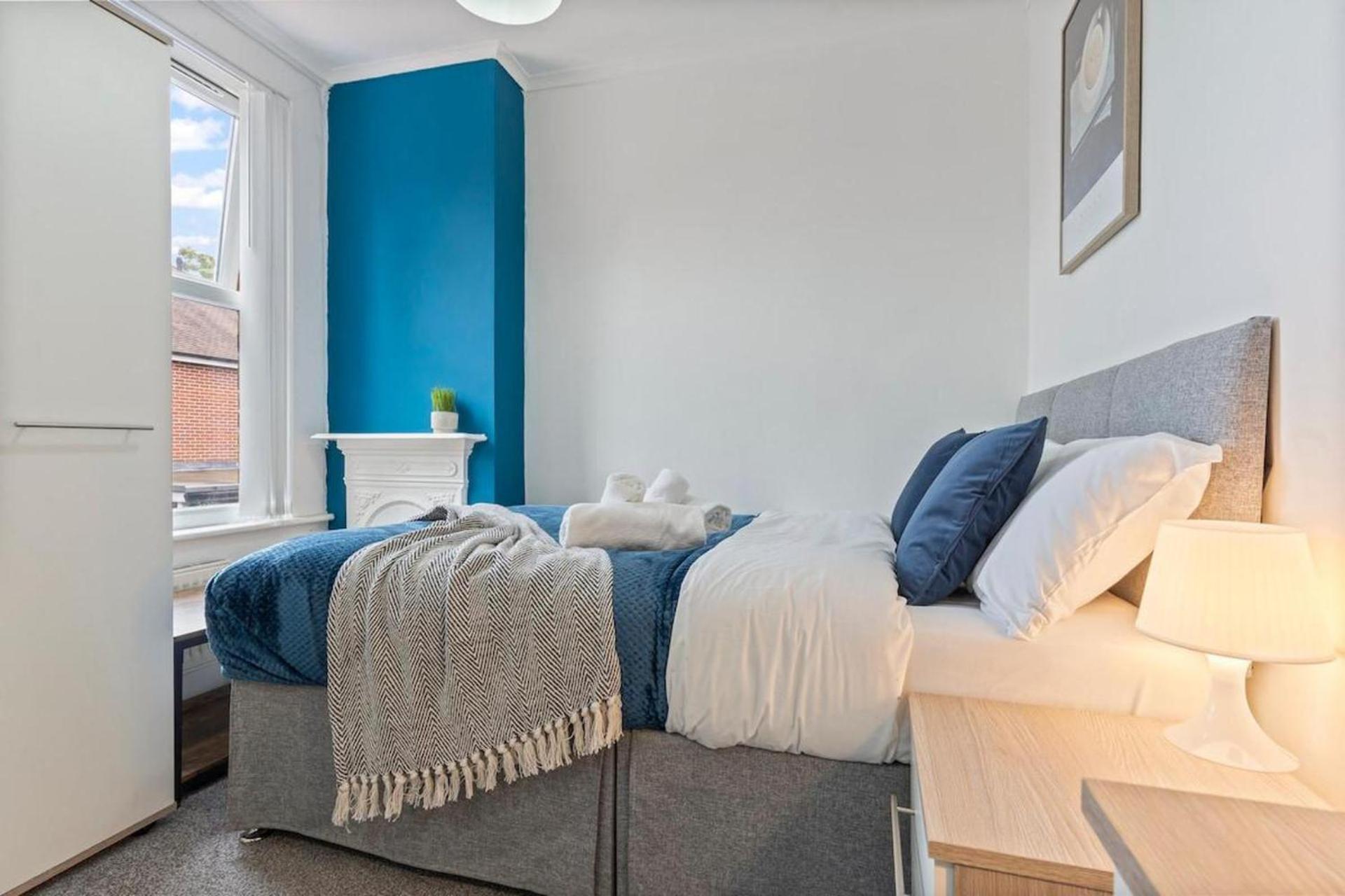 Family Luxe House With 4 Bedrooms In Suitable For Family Visits, Contractor With Close Proximity To The Underground Station With 25mins Into * Londres