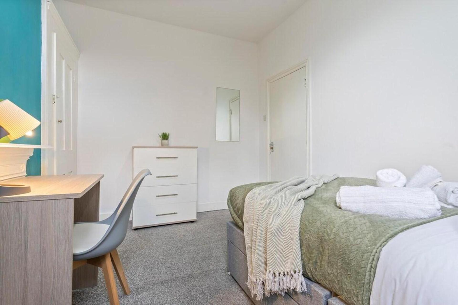 Family Luxe House With 4 Bedrooms In Suitable For Family Visits, Contractor With Close Proximity To The Underground Station With 25mins Into Hébergement de vacances *