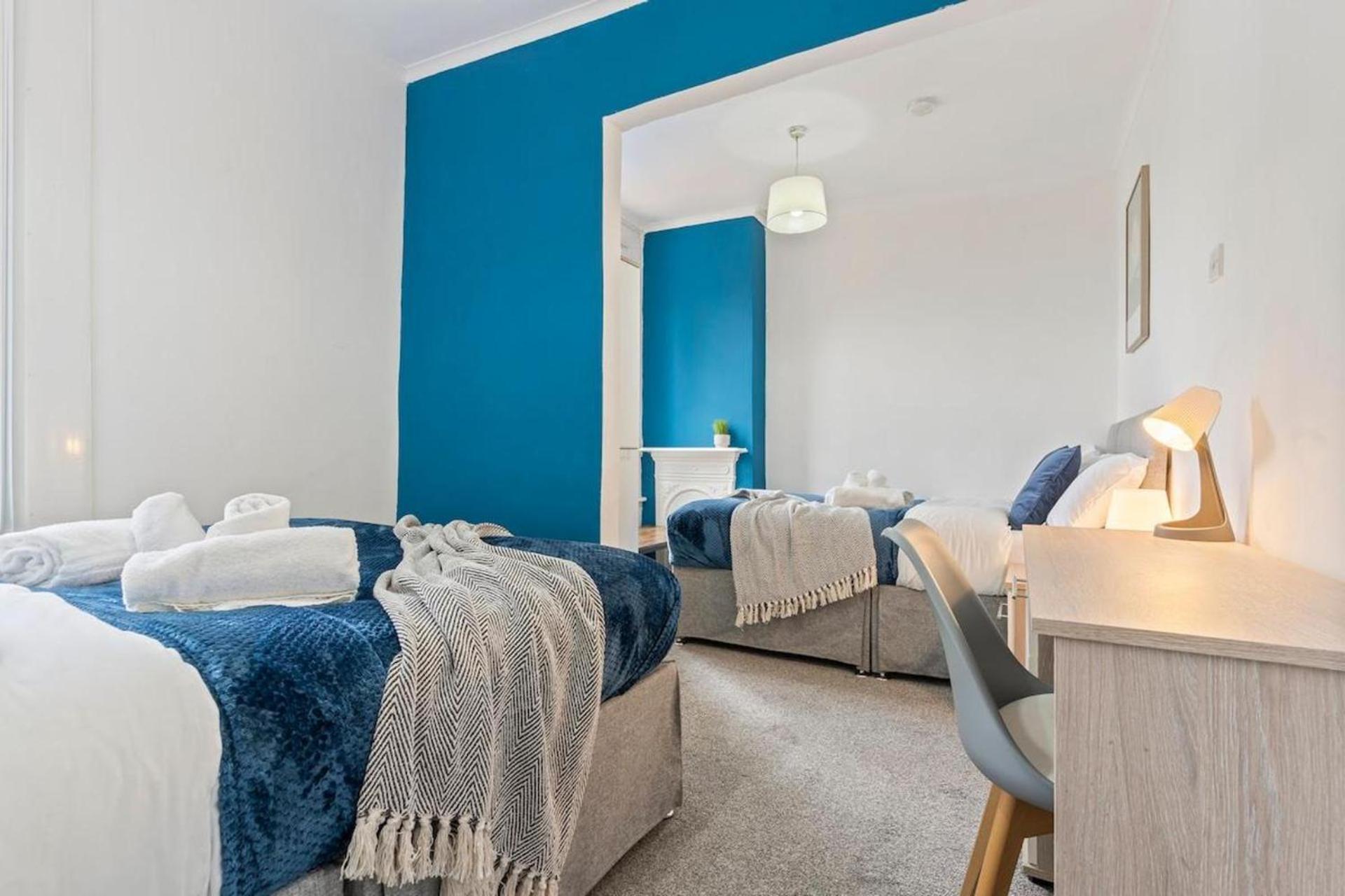 Family Luxe House With 4 Bedrooms In Suitable For Family Visits, Contractor With Close Proximity To The Underground Station With 25mins Into