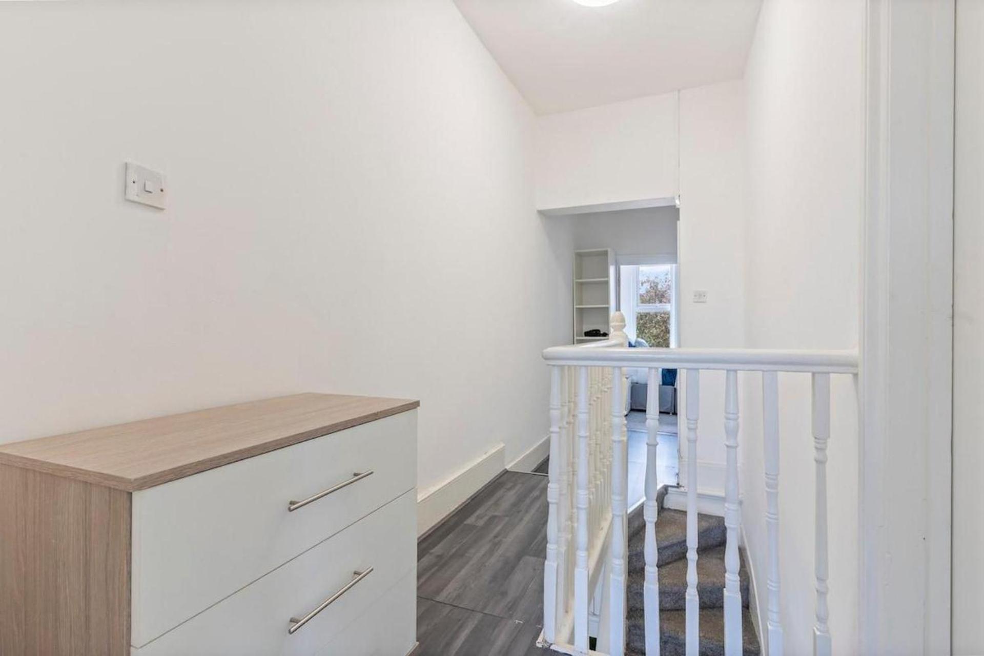 Family Luxe House With 4 Bedrooms In Suitable For Family Visits, Contractor With Close Proximity To The Underground Station With 25mins Into *