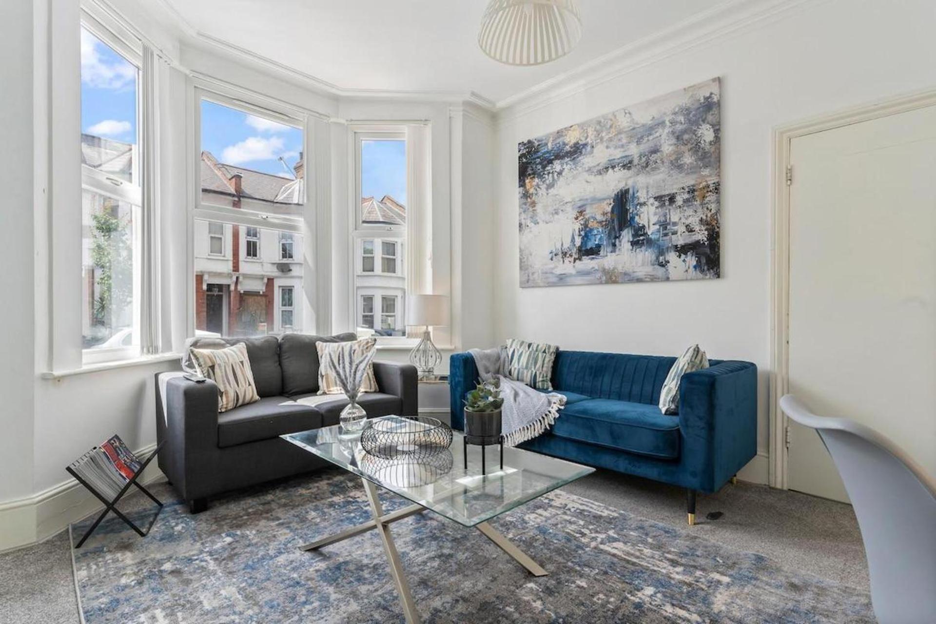 Family Luxe House With 4 Bedrooms In Suitable For Family Visits, Contractor With Close Proximity To The Underground Station With 25mins Into Hébergement de vacances