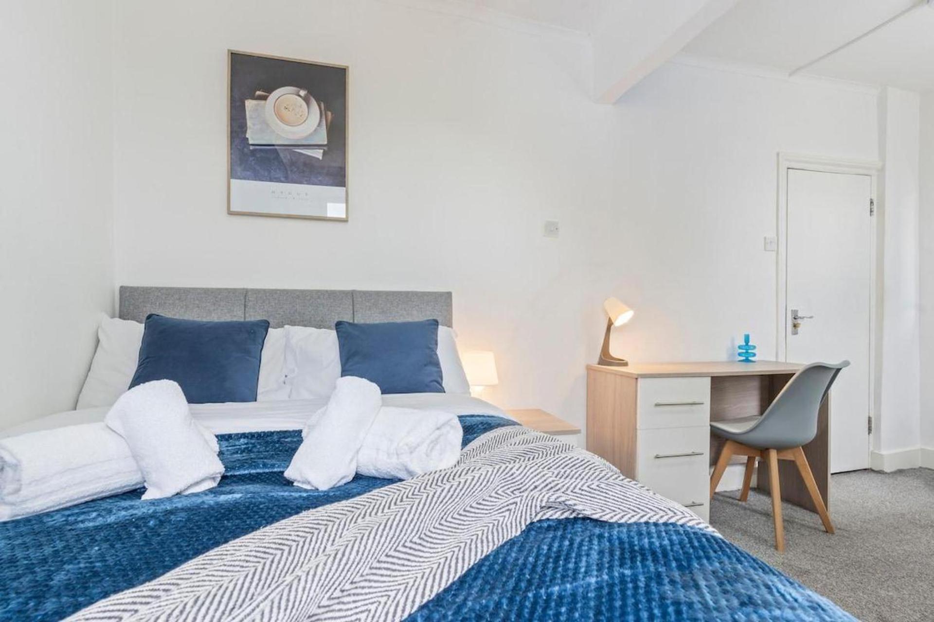Family Luxe House With 4 Bedrooms In Suitable For Family Visits, Contractor With Close Proximity To The Underground Station With 25mins Into Hébergement de vacances *