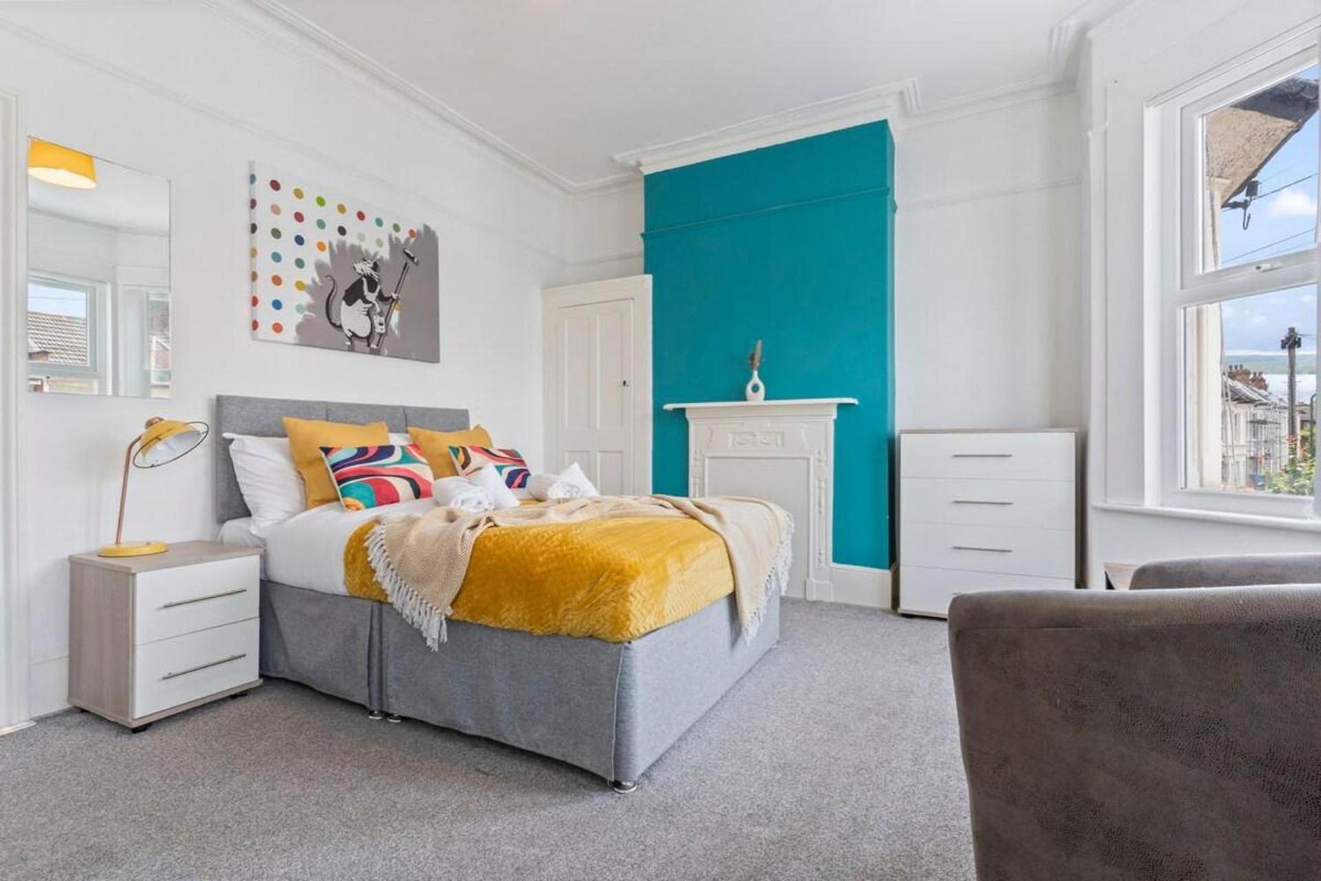 Family Luxe House With 4 Bedrooms In Suitable For Family Visits, Contractor With Close Proximity To The Underground Station With 25mins Into Hébergement de vacances