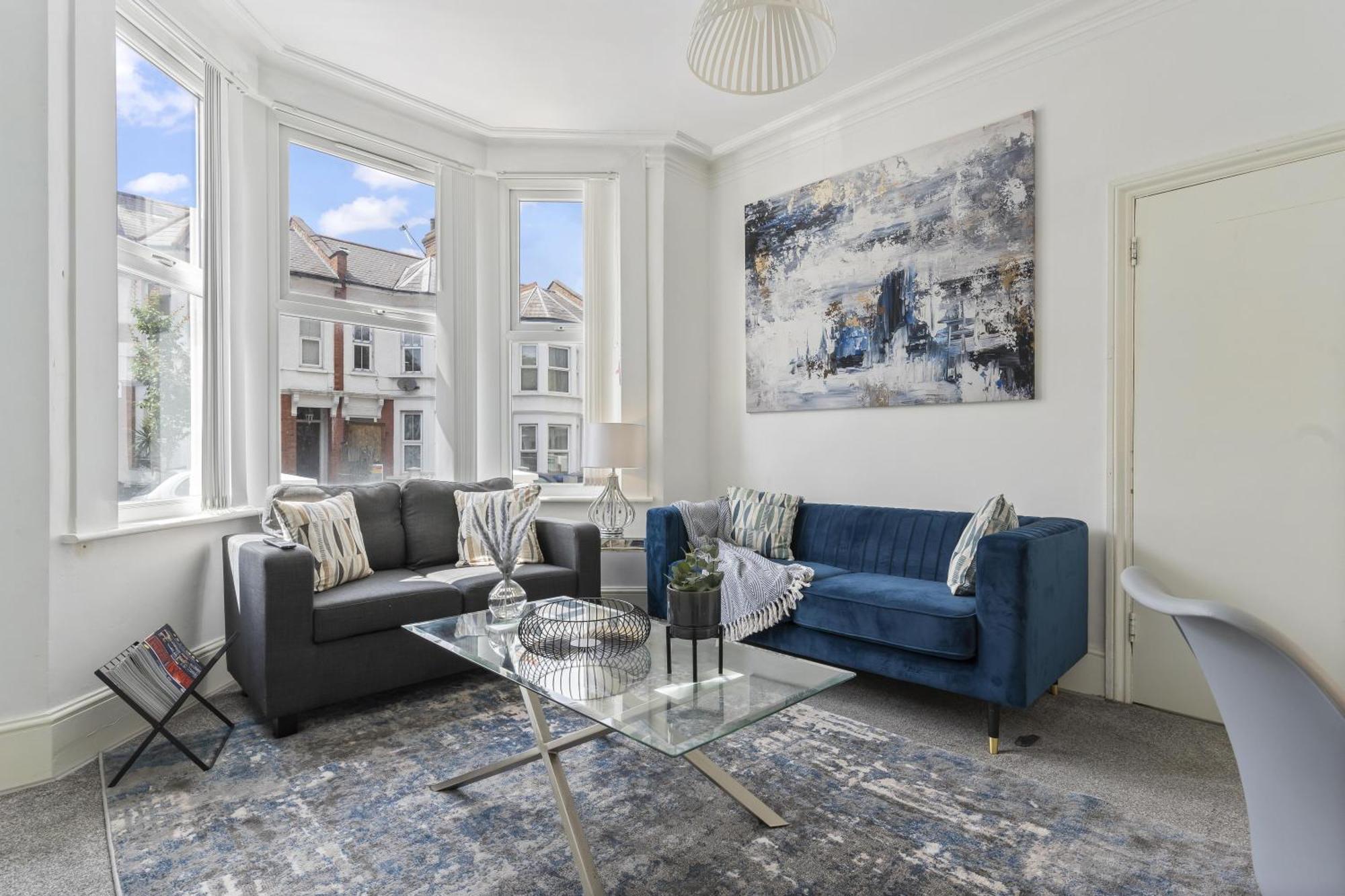 Family Luxe House With 4 Bedrooms In Suitable For Family Visits, Contractor With Close Proximity To The Underground Station With 25mins Into Hébergement de vacances *
