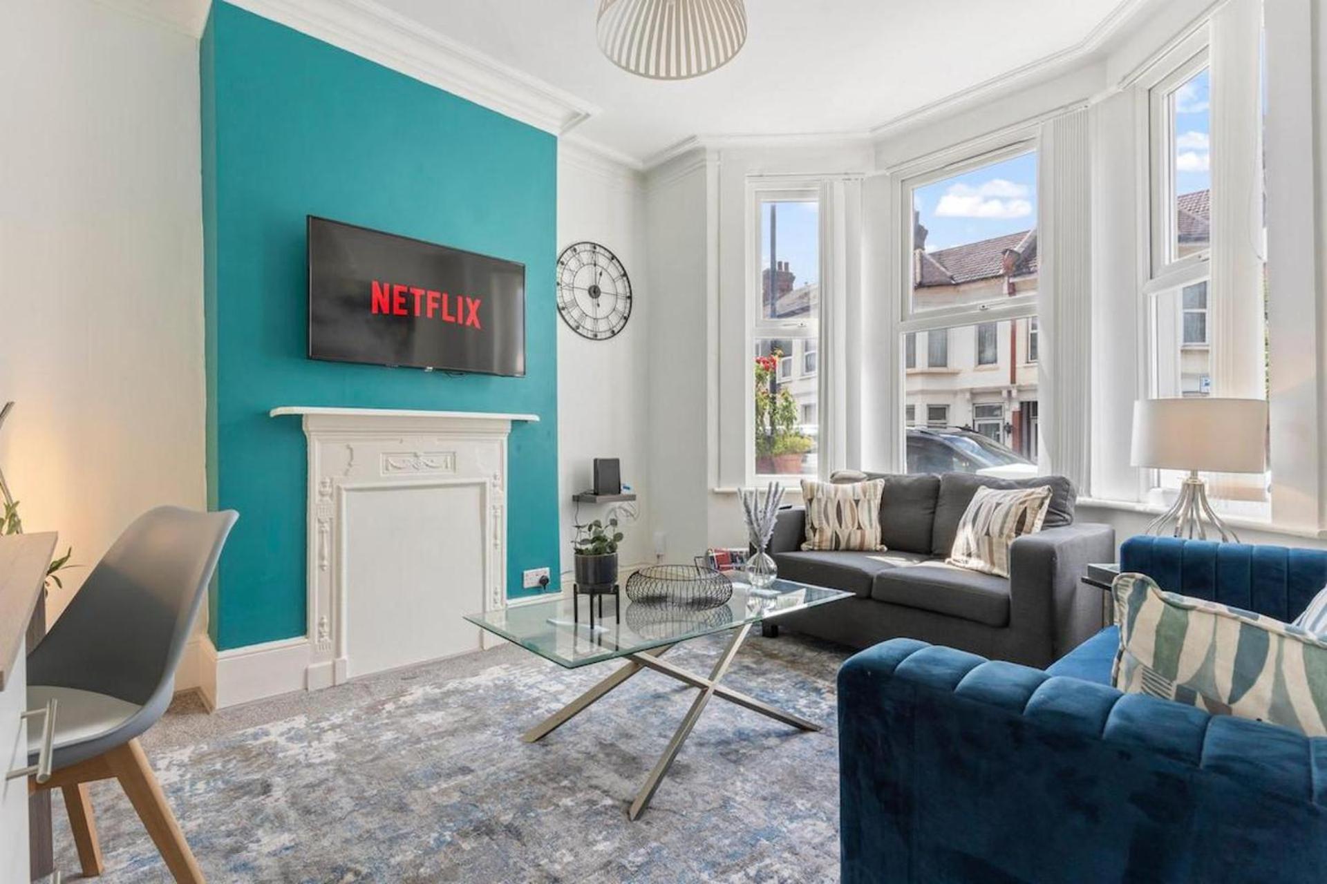 Family Luxe House With 4 Bedrooms In Suitable For Family Visits, Contractor With Close Proximity To The Underground Station With 25mins Into Hébergement de vacances *