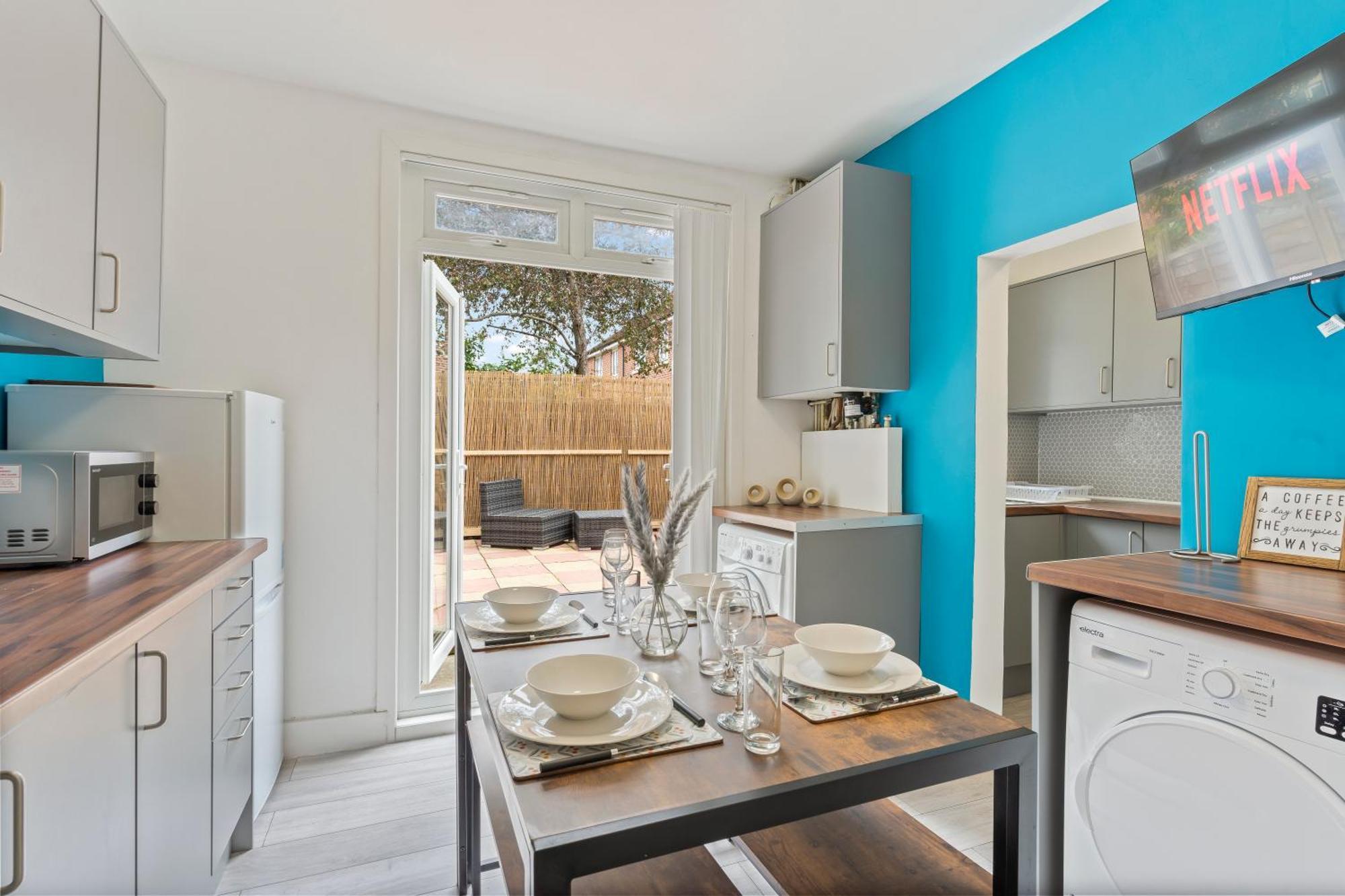 Family Luxe House With 4 Bedrooms In Suitable For Family Visits, Contractor With Close Proximity To The Underground Station With 25mins Into Hébergement de vacances *